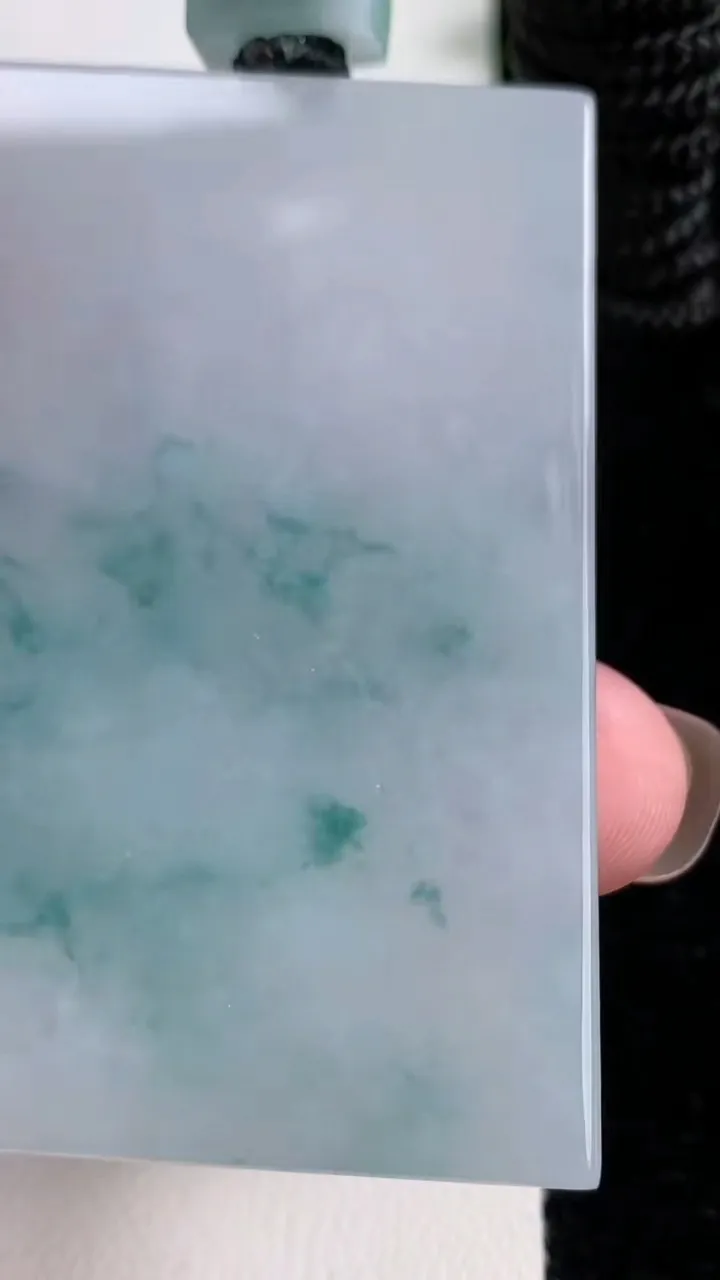 天然A货翡翠冰种飘花仿古无事牌吊坠，尺寸61.8-41.2-6，重量:56.00g
11月15日