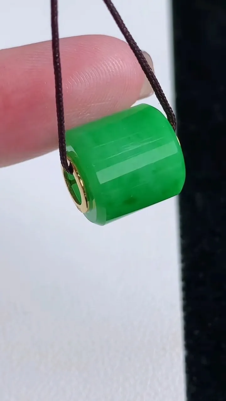 天然A货翡翠路路通吊坠，尺寸14-12.6-3.5，重量:4.45g
11月15日