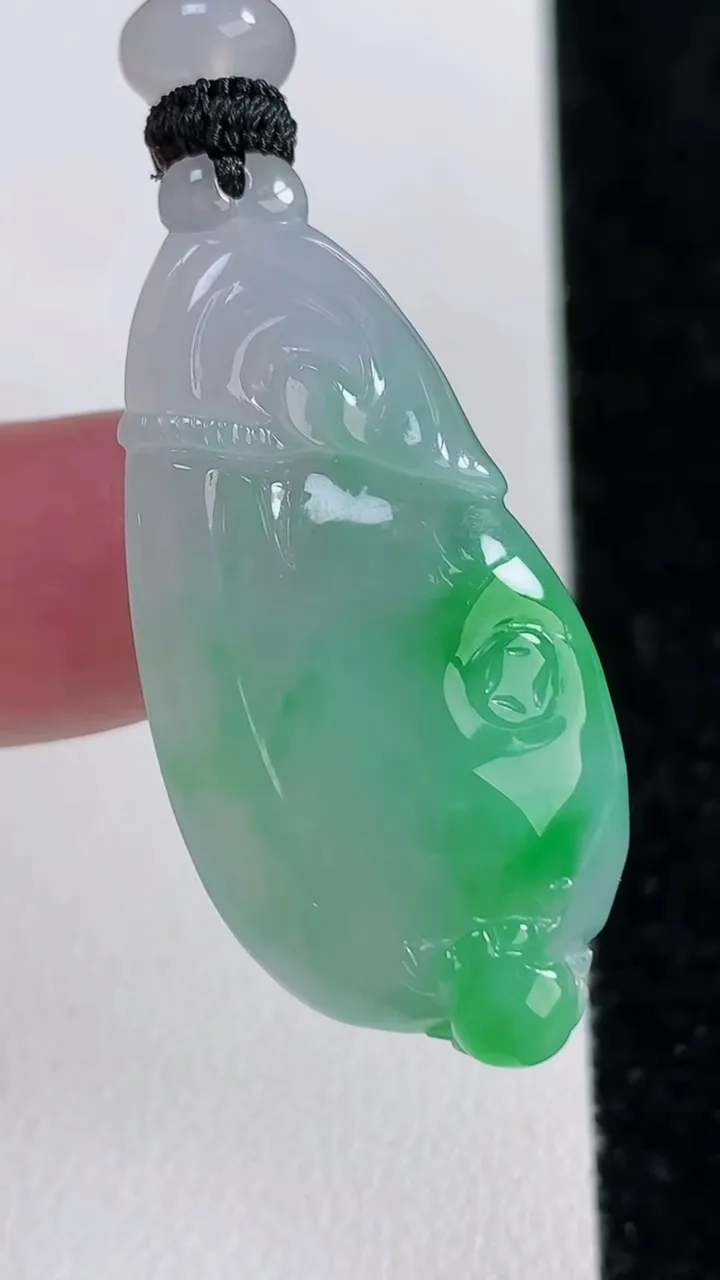 天然A货翡翠福袋吊坠，尺寸38.8-18.3-8.2，重量:12.44g
11月15日