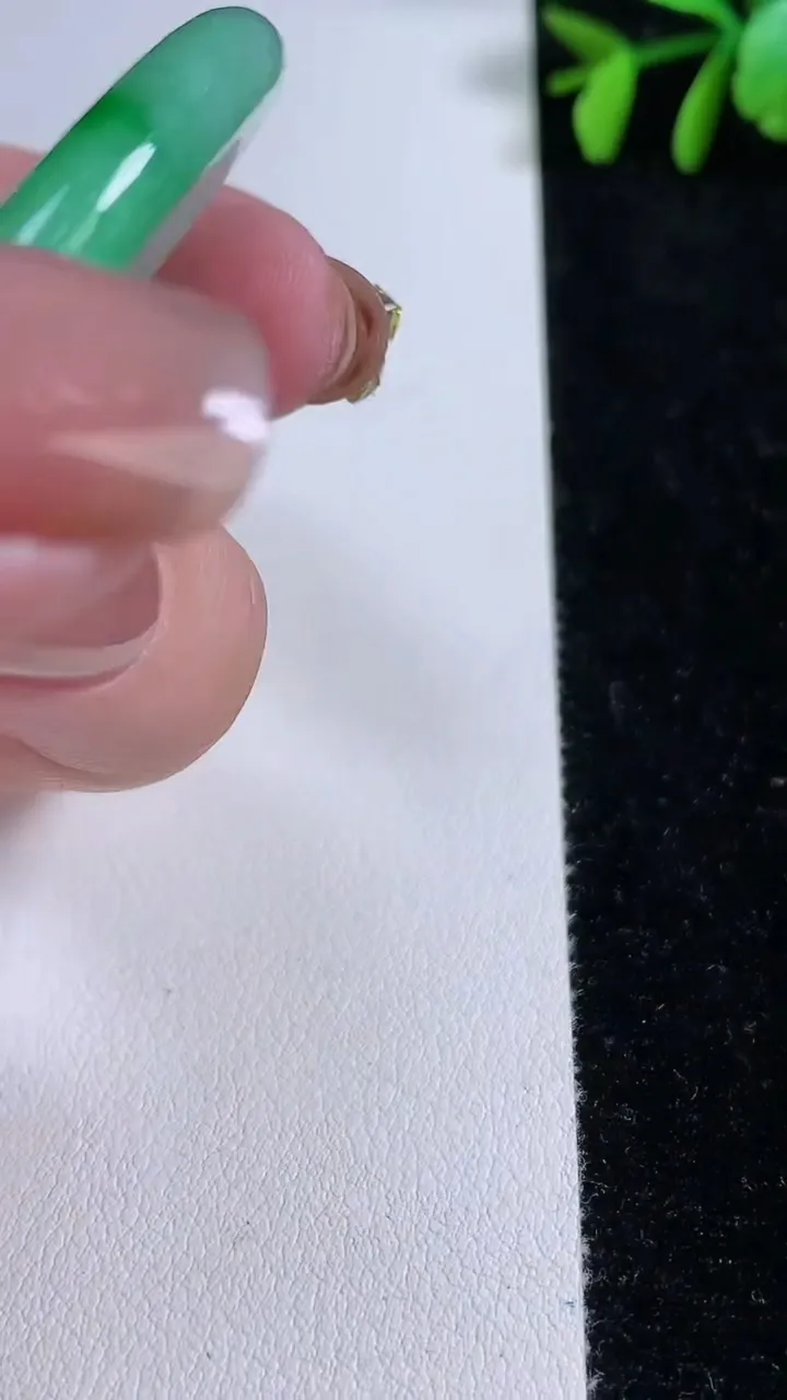 天然A货翡翠平安环吊坠，尺寸53.8-40.7-5.3-6.7，重量:16.23g
11月15日