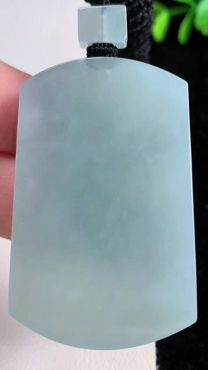 天然A货翡翠无事牌吊坠，尺寸53.5-35-5.7，重量:37.47g
11月15日