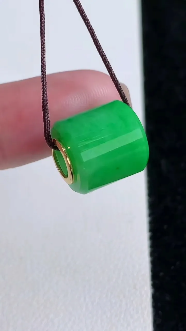 天然A货翡翠路路通吊坠，尺寸14-12.6-3.5，重量:4.45g
11月15日