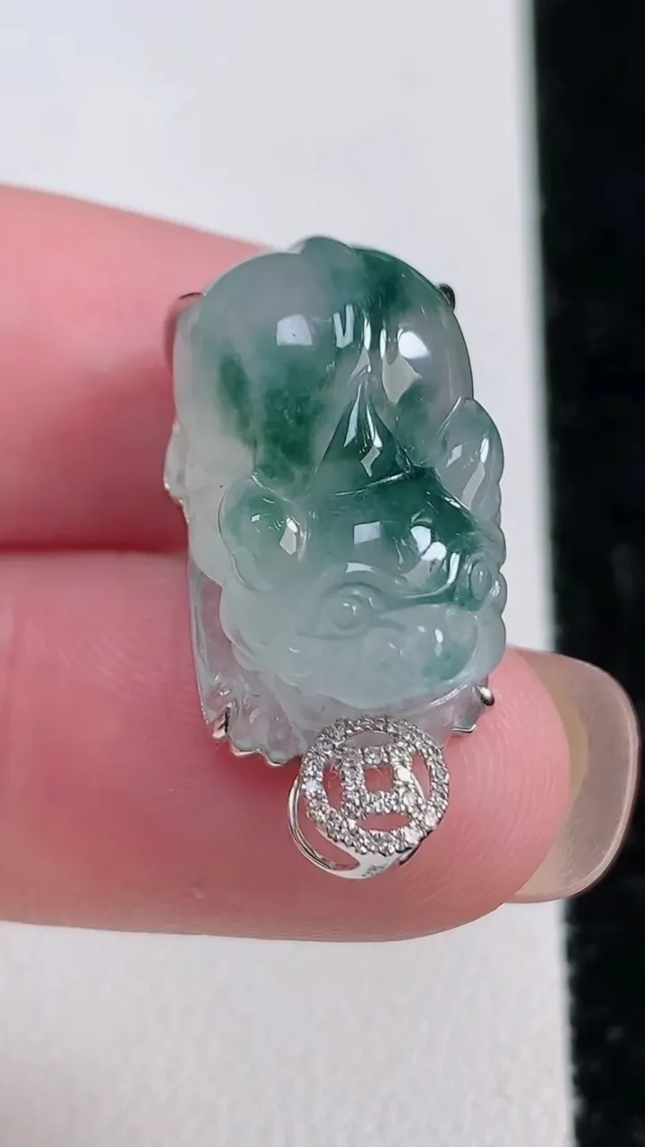 天然A货翡翠种飘花貔貅吊坠，尺寸25.3-21-12.2-11，重量:6.61g
11月15日