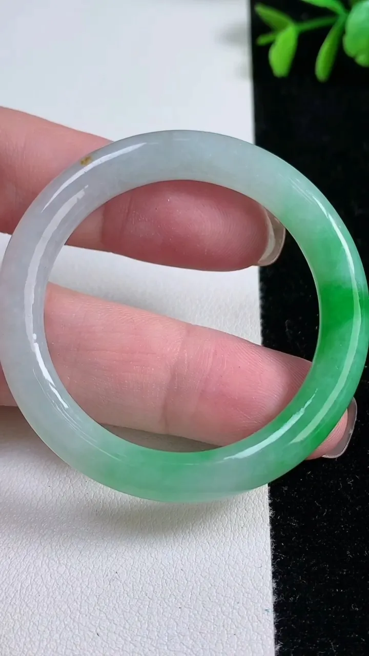 天然A货翡翠平安环吊坠，尺寸53.8-40.7-5.3-6.7，重量:16.23g
11月15日