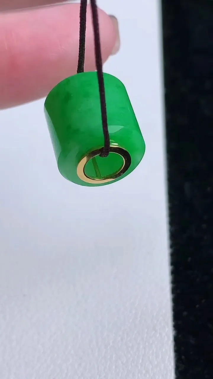 天然A货翡翠路路通吊坠，尺寸14-12.6-3.5，重量:4.45g
11月15日