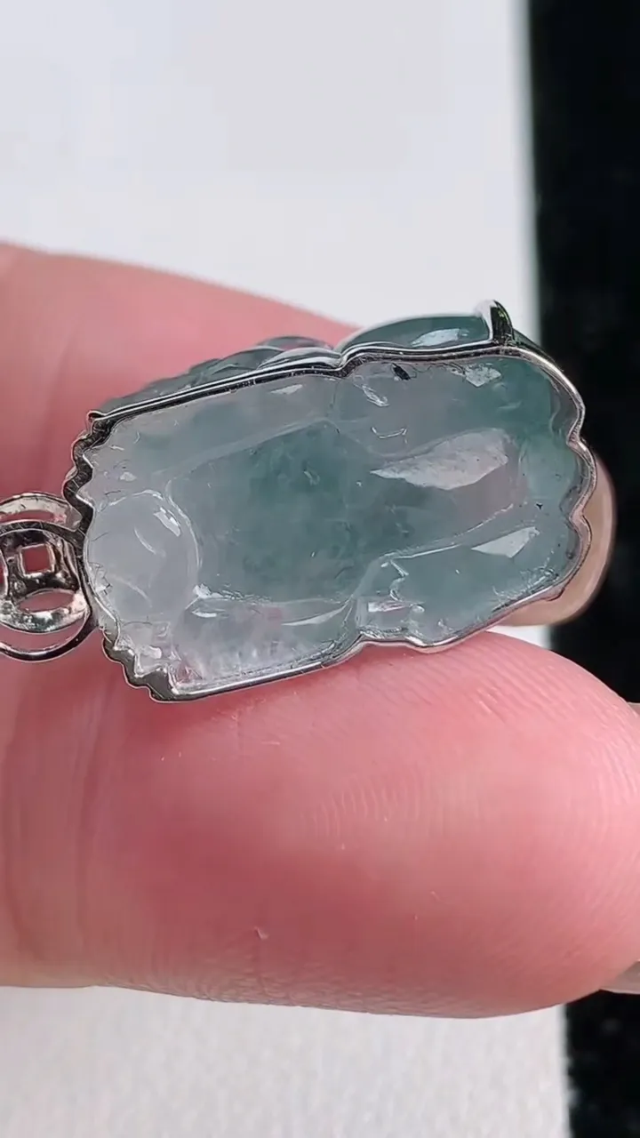 天然A货翡翠种飘花貔貅吊坠，尺寸25.3-21-12.2-11，重量:6.61g
11月15日