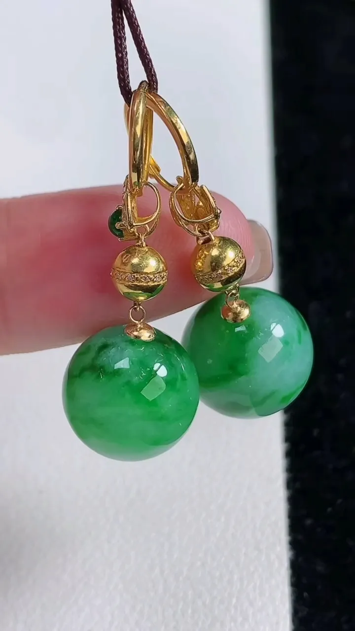 天然A货翡翠圆珠耳坠，尺寸12.2，重量:8.13g11月15日
工厂直销收藏佳品,种好水足，色泽均匀，有种有色，上手高大气！