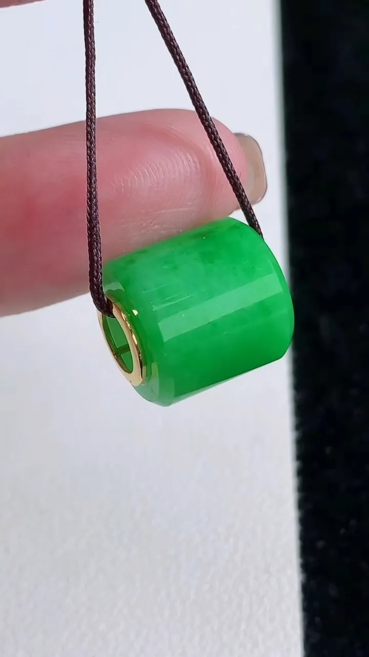 天然A货翡翠路路通吊坠，尺寸14-12.6-3.5，重量:4.45g
11月15日