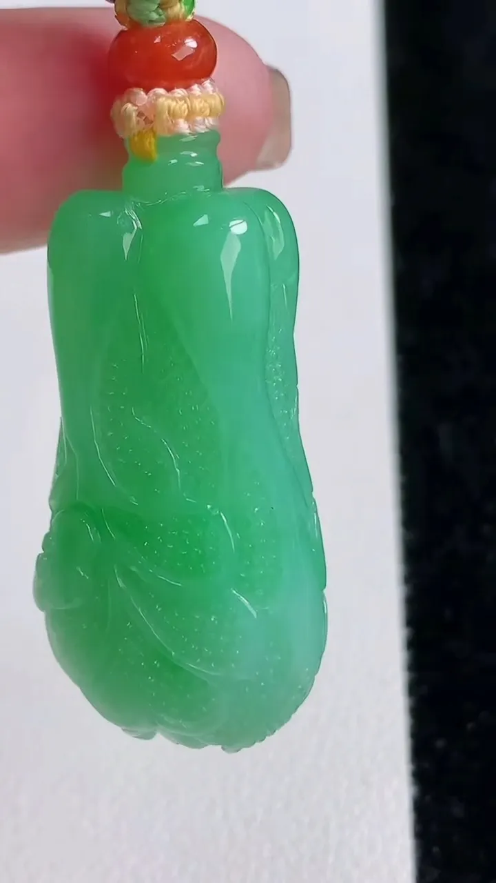 天然A货翡翠白菜吊坠，尺寸37-18.2-11，重量:17.48g
11月15日