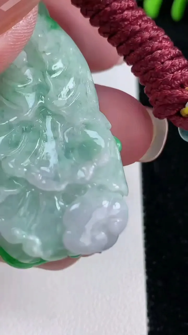 天然A货翡翠白菜吊坠，尺寸50-24-13.2，重量:29.75g
11月15日