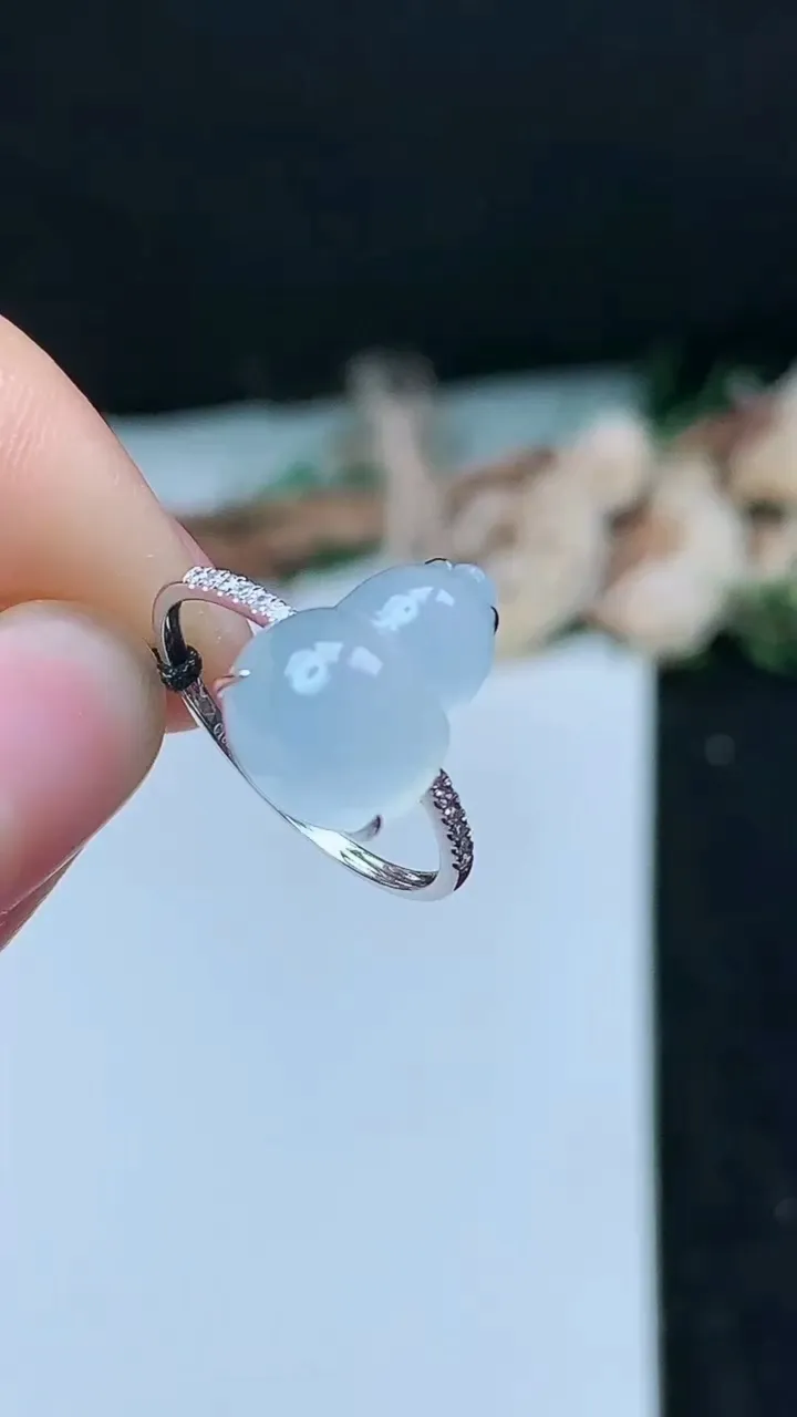 天然A货翡翠白冰葫芦戒指，尺寸17.2-13.5-9.5，重量:2.55g2025年11月16日
工