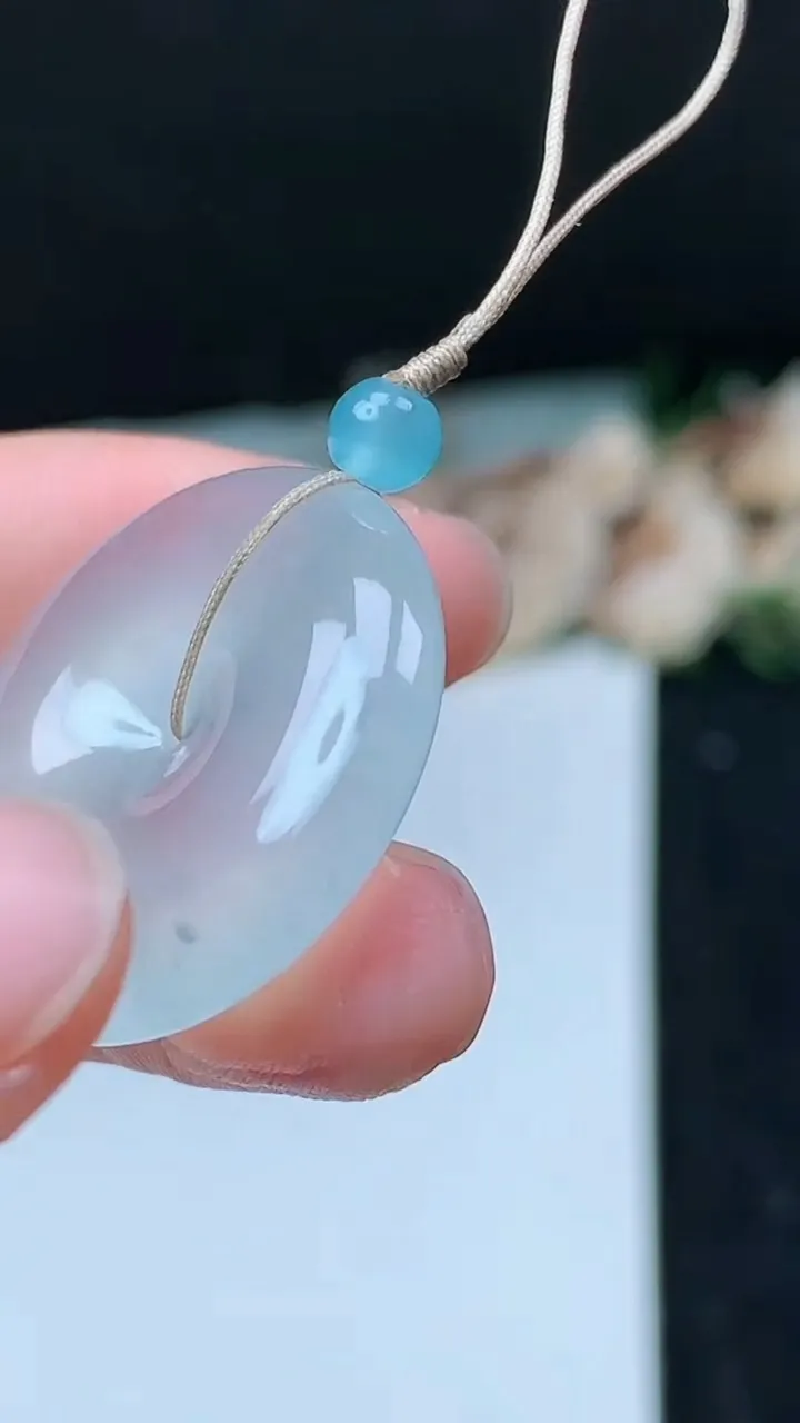 天然A货翡翠飘花平安扣吊坠，尺寸26-5.9，重量:8.46g
11月16日