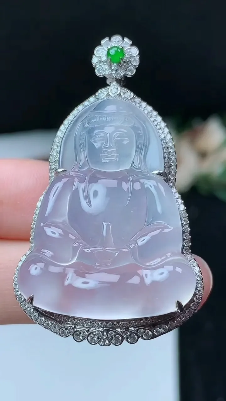天然A货翡翠白冰观音菩萨吊坠，尺寸49.3-28.4-9.5，裸石34-26，重量:11.00g
11月16日