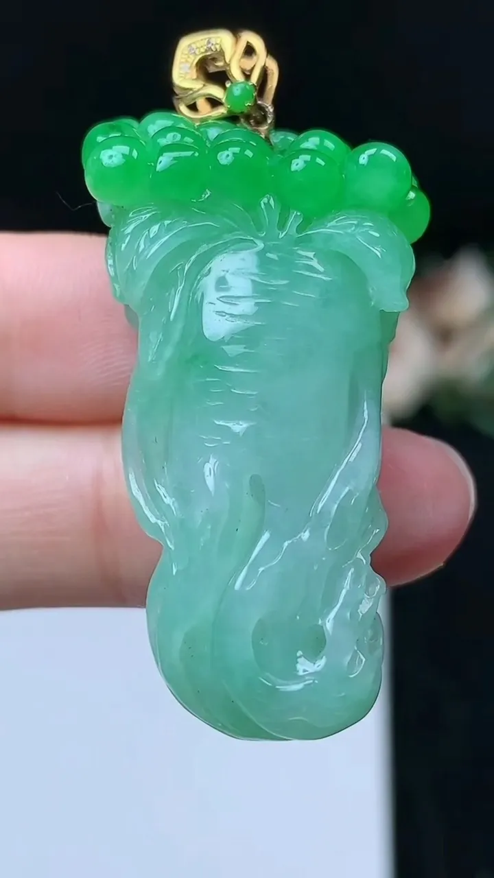 天然A货翡翠人参吊坠，尺寸41.2-20-11.5，重量:18.20g
11月16日
