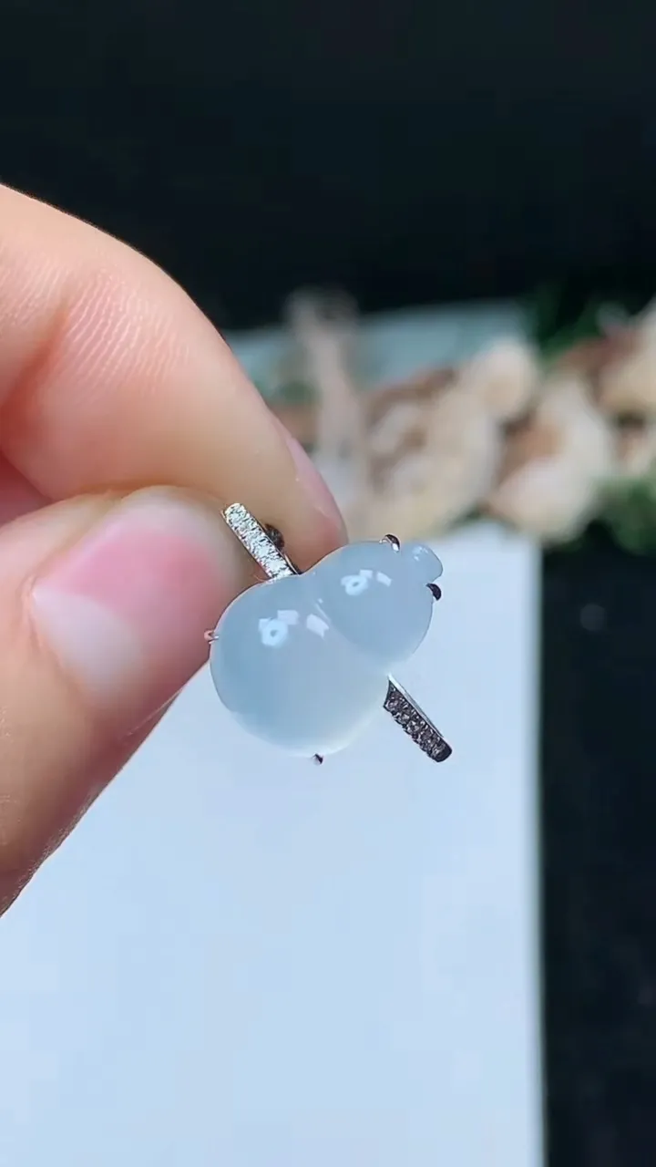 天然A货翡翠白冰葫芦戒指，尺寸17.2-13.5-9.5，重量:2.55g2025年11月16日
工厂直销收藏佳品,种好水足，色泽均匀，有种有色，上手高大气！