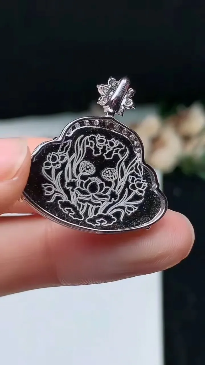 天然A货翡翠佛公吊坠，尺寸17.2-25.8-7.2，重量:5.29g
11月16日