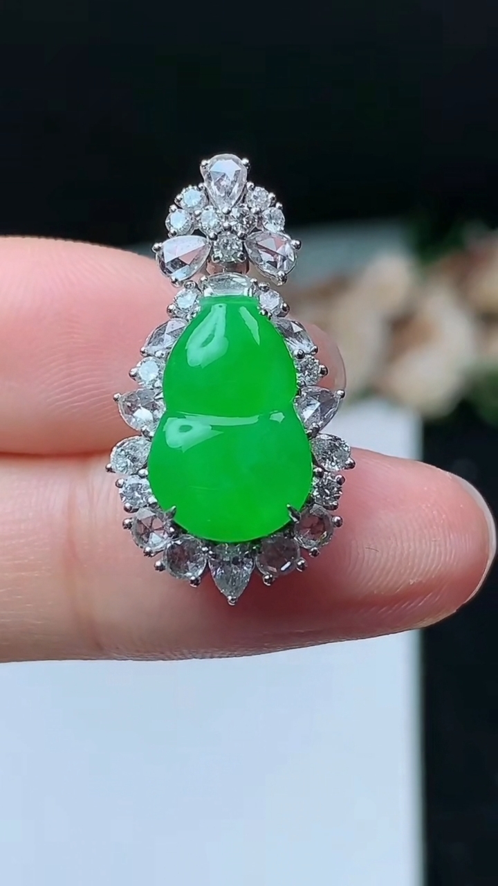 天然A货翡翠葫芦吊坠，尺寸26-14.5-8.8，裸石13.9-9.2，重量:4.01g
11月16日