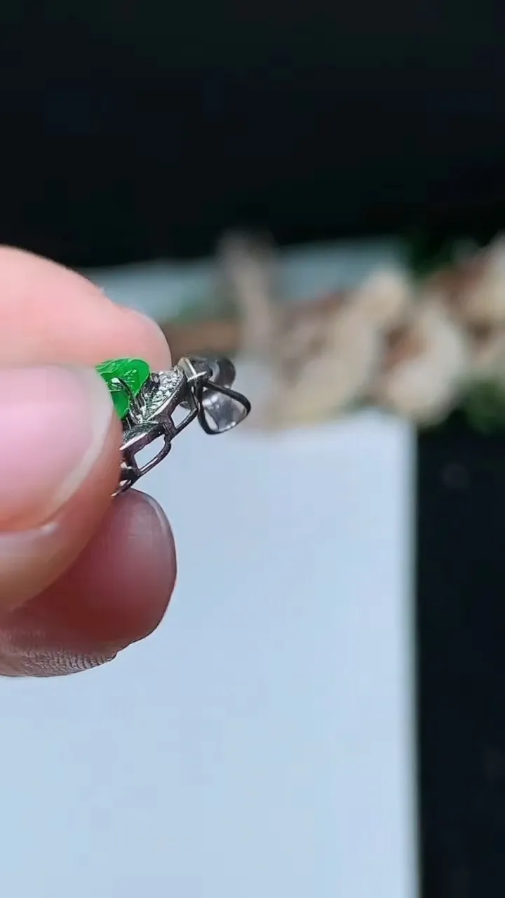 天然A货翡翠佛公吊坠，尺寸25.4-23.3-5.6，裸石14.3-20.8，重量:3.45g
11月16日