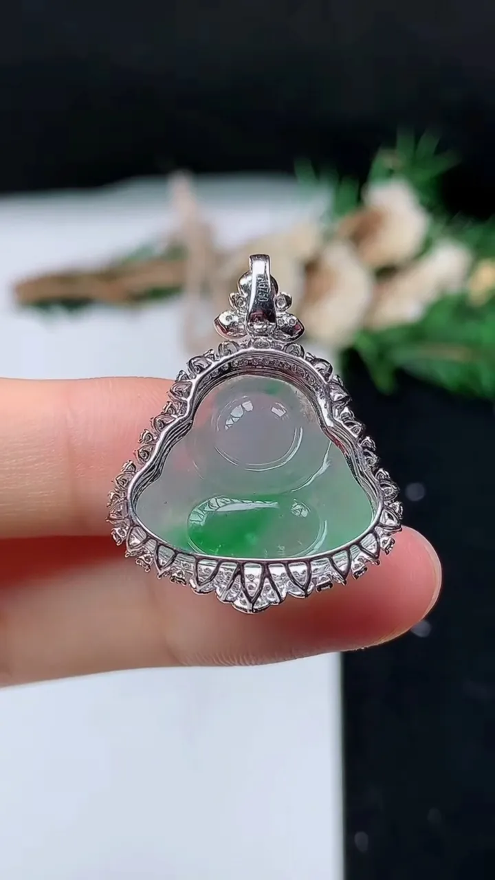 天然A货翡翠佛公吊坠，尺寸29.3-23.6-12.4，裸石16.8-20.2，重量:4.83g
11月16日