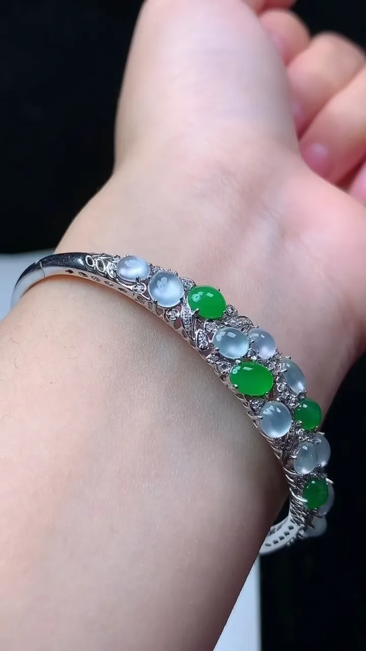 天然A货翡翠蛋面手镯，尺寸57.6-48-6.4-4.4，重量:10.53g
11月16日