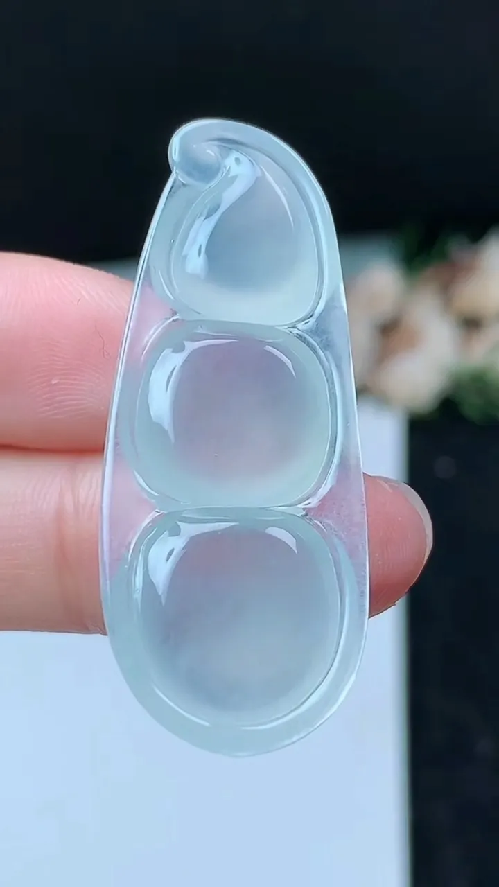 天然A货翡翠白冰福豆吊坠，尺寸43.6-17.4-5.8，重量:7.28g
11月16日