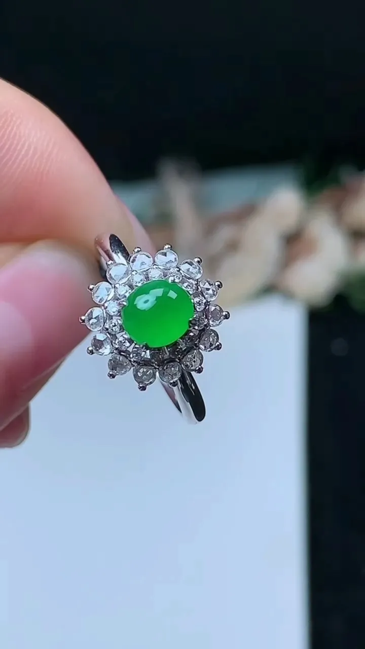 天然A货翡翠蛋面戒指，尺寸17-5.9-5.3，重量:2.95g2025年11月16日
工厂直销收藏佳品,种好水足，色泽均匀，有种有色，上手高大气！