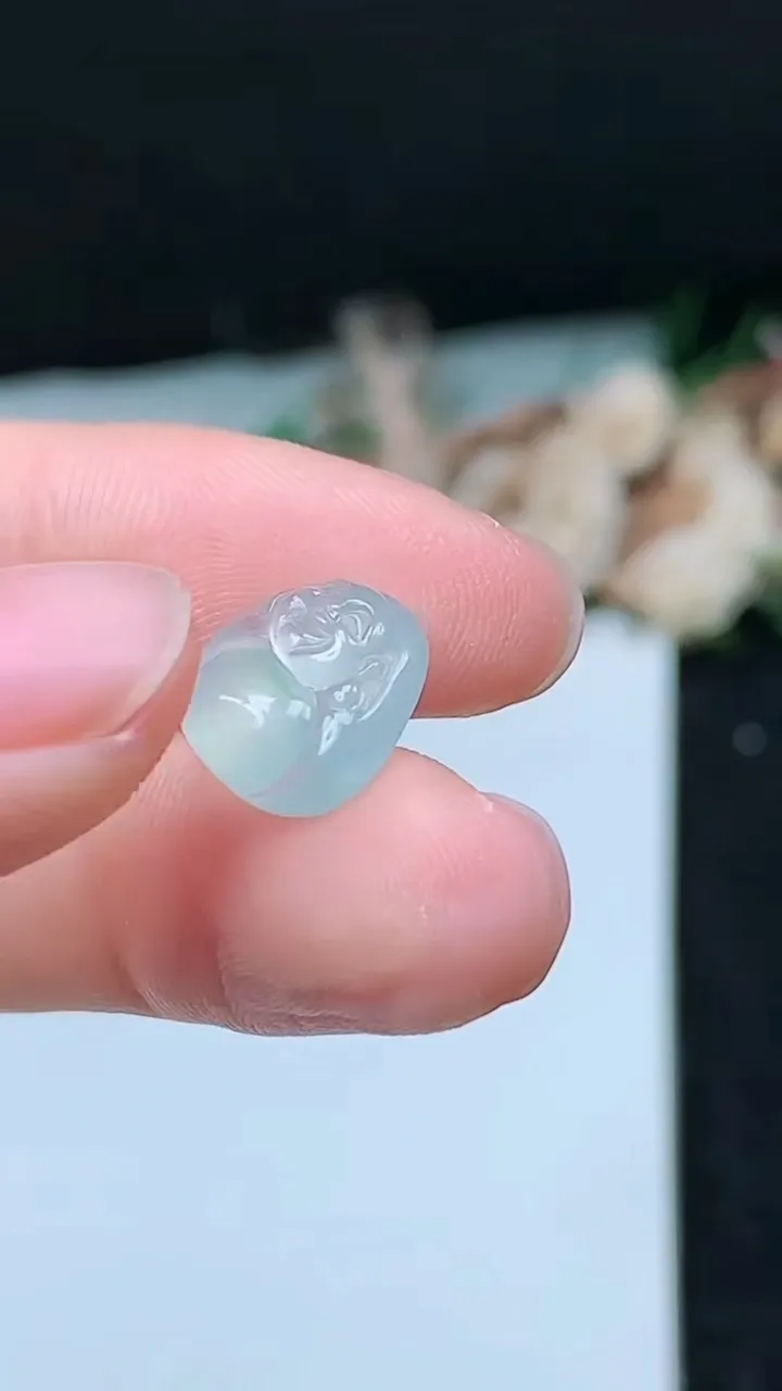 天然A货翡翠佛公镶嵌件，尺寸11-12.8-4.7，重量:1.16g
11月16日