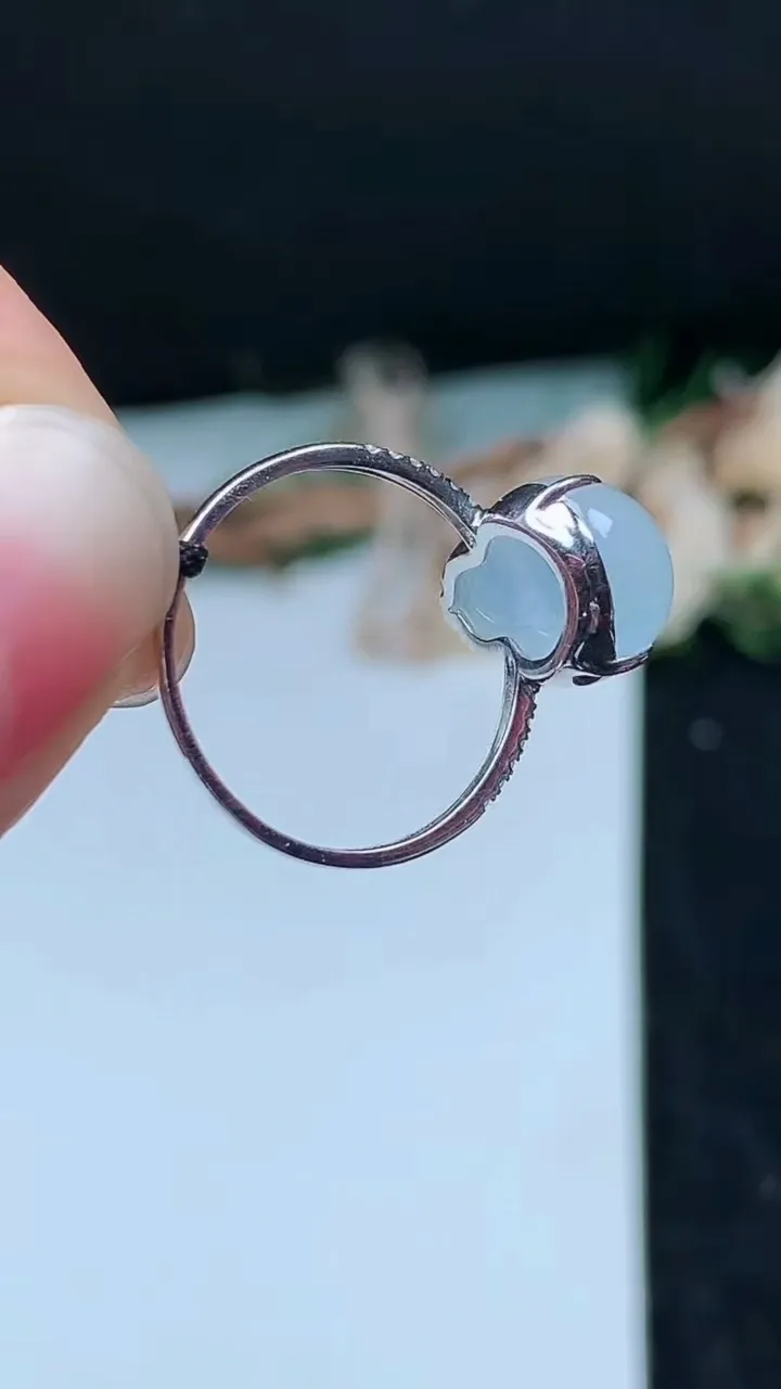 天然A货翡翠白冰葫芦戒指，尺寸17.2-13.5-9.5，重量:2.55g2025年11月16日
工厂直销收藏佳品,种好水足，色泽均匀，有种有色，上手高大气！