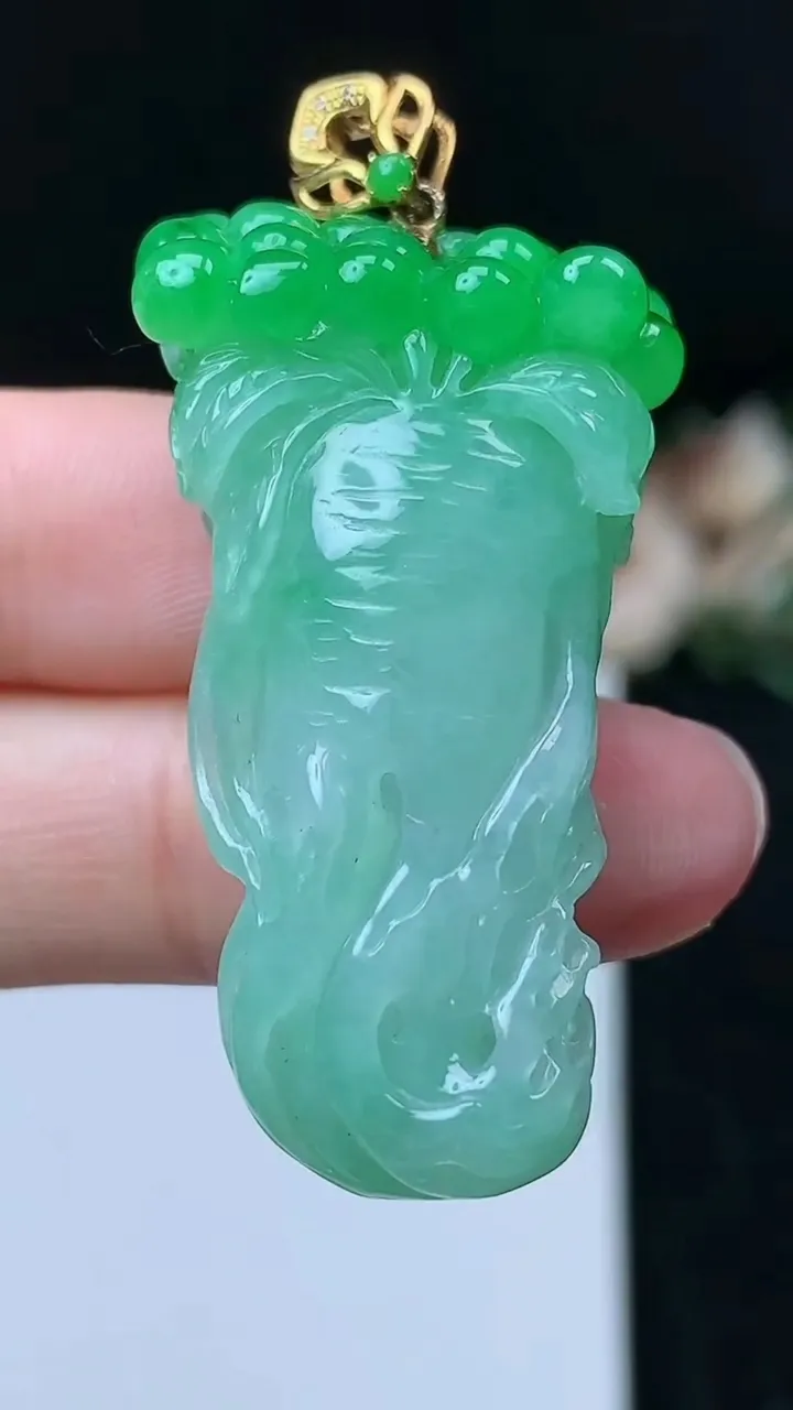 天然A货翡翠人参吊坠，尺寸41.2-20-11.5，重量:18.20g
11月16日