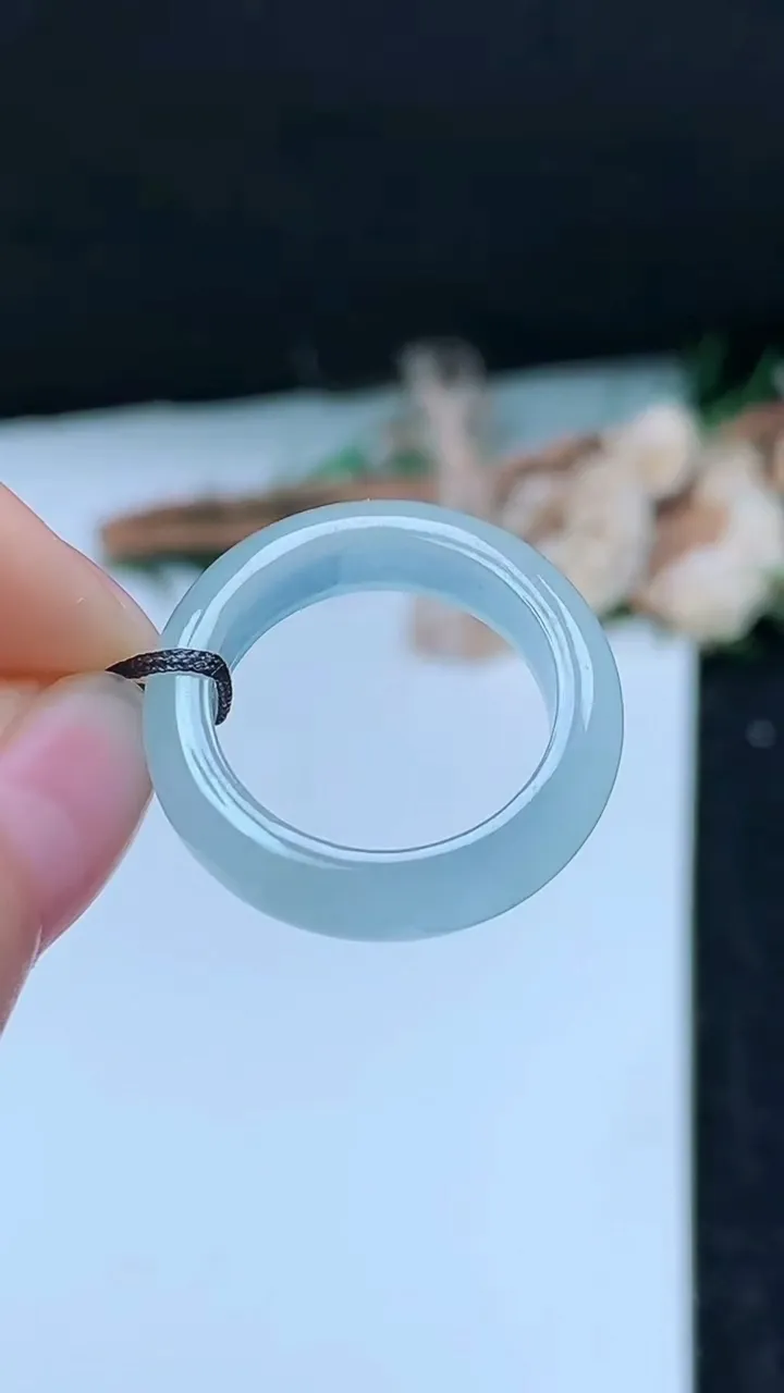 天然A货翡翠白冰指环戒指，尺寸17-5.7-3.6，重量:3.72g2025年11月16日
工厂直销收藏佳品,种好水足，色泽均匀，有种有色，上手高大气！