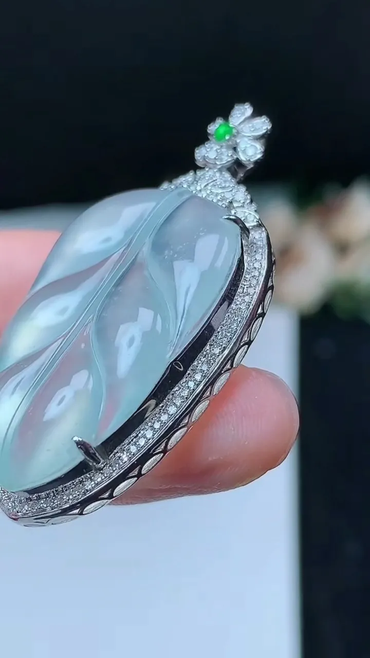 天然A货翡翠白冰金枝玉叶 叶子吊坠，尺寸43.2-22-9.5，裸石30-19.6，重量:6.99g
11月16日