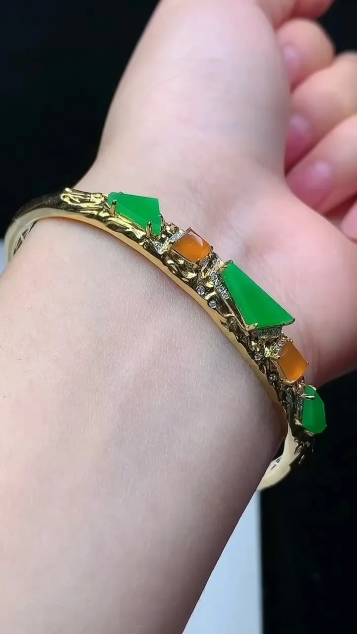 天然A货翡翠随形手镯，尺寸57.3-46.7-12-5，重量:8.89g
11月16日