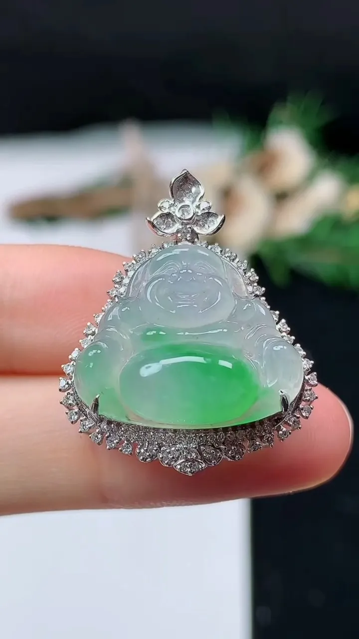 天然A货翡翠佛公吊坠，尺寸29.3-23.6-12.4，裸石16.8-20.2，重量:4.83g
1