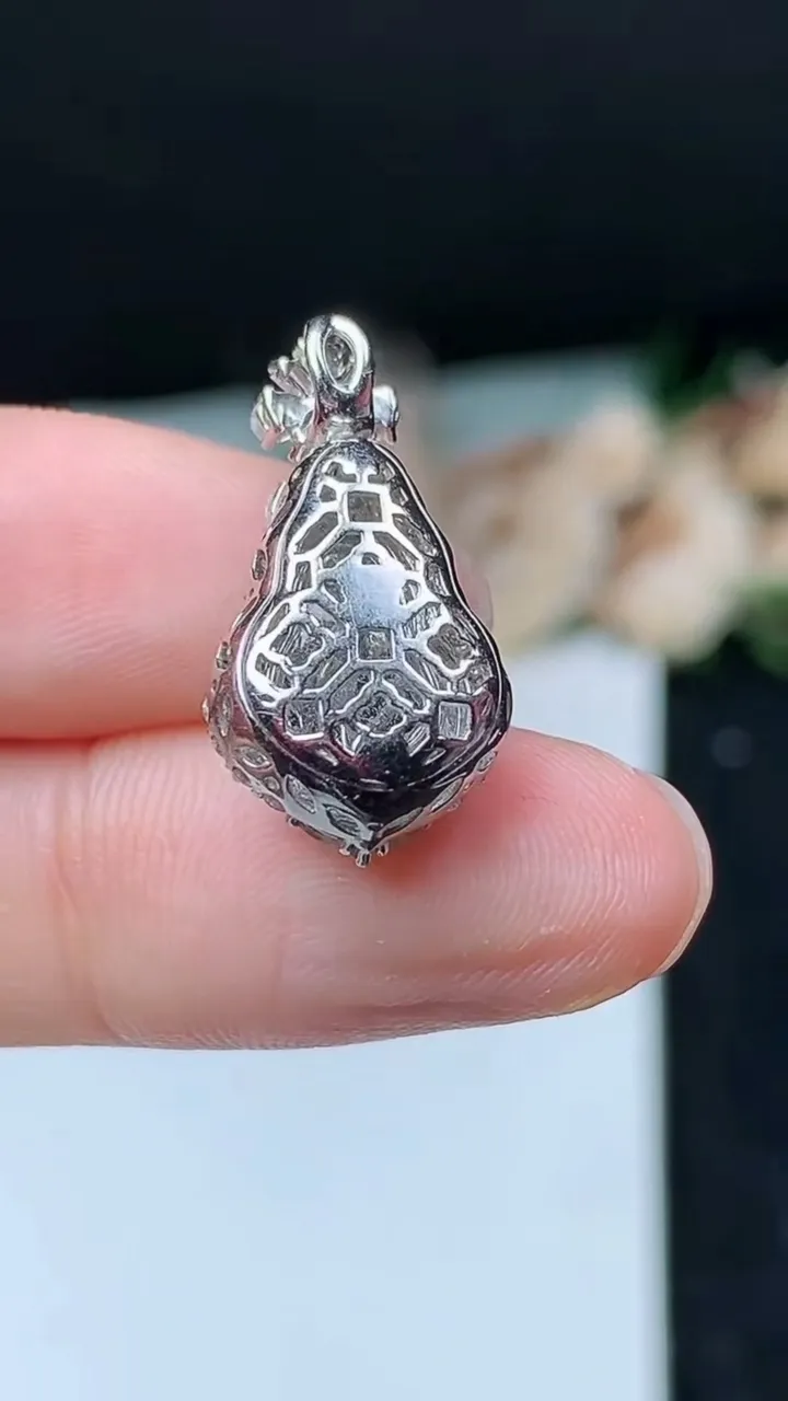 天然A货翡翠葫芦吊坠，尺寸22.7-11.6-8.8，裸石12.8-9.3，重量:3.26g
11月16日