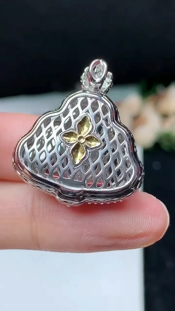 天然A货翡翠佛公吊坠，尺寸28.4-24.5-12.2，裸石17-22.7，重量:8.36g
11月16日