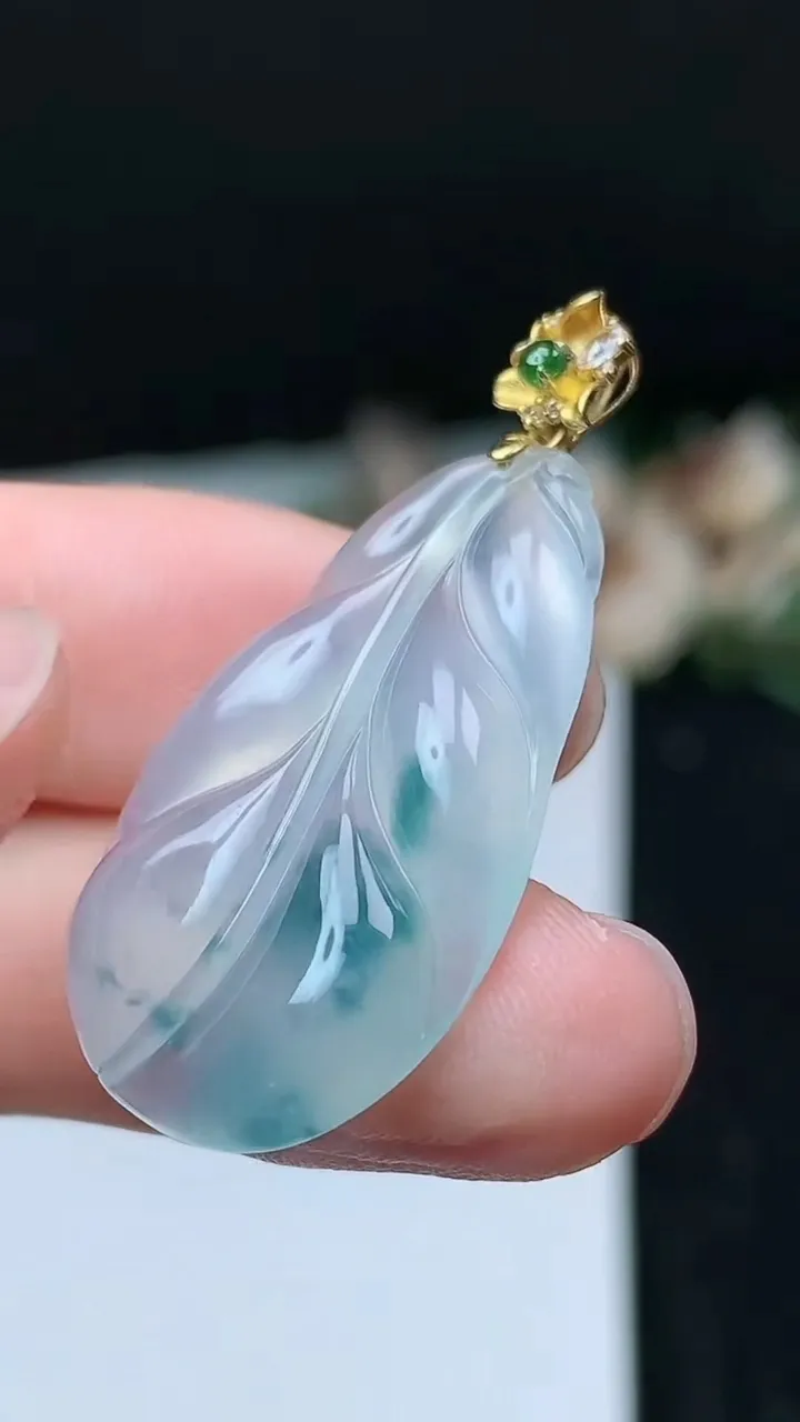 天然A货翡翠飘花金枝玉叶 叶子吊坠，尺寸30.6-18-4.6，重量:4.62g
11月16日