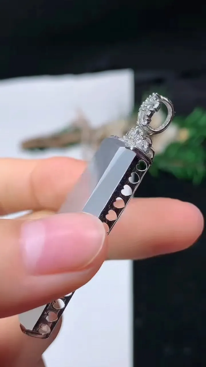 天然A货翡翠白冰无事牌吊坠，尺寸39-26.3-6.6，重量:12.32g
11月16日