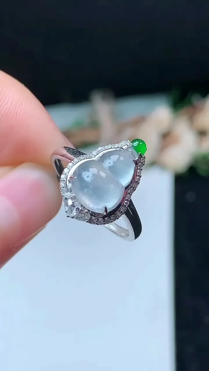 天然A货翡翠白冰葫芦戒指，尺寸17.3-11-8，重量:2.70g2025年11月16日
工厂直销收