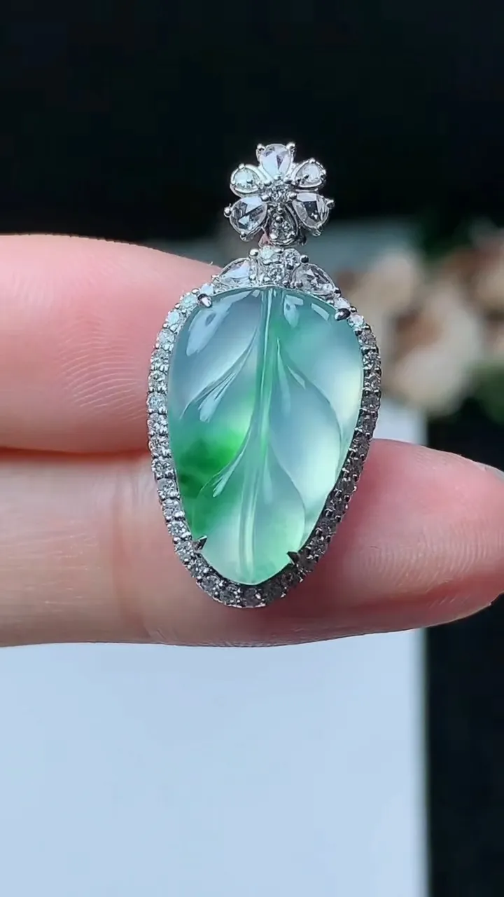 天然A货翡翠金枝玉叶 叶子吊坠，尺寸27.9-14-7.4，裸石17.5-11.4，重量:4.13g
11月16日，重量:4.13g