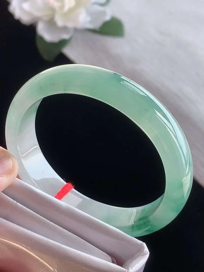a货翡翠老坑冰种飘花贵妃手镯52-53小圈口 尺寸52.5×46×13.3×7.2mm 1116