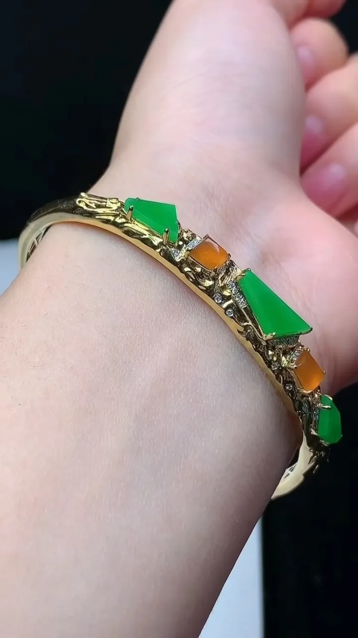 天然A货翡翠随形手镯，尺寸57.3-46.7-12-5，重量:8.89g
11月16日