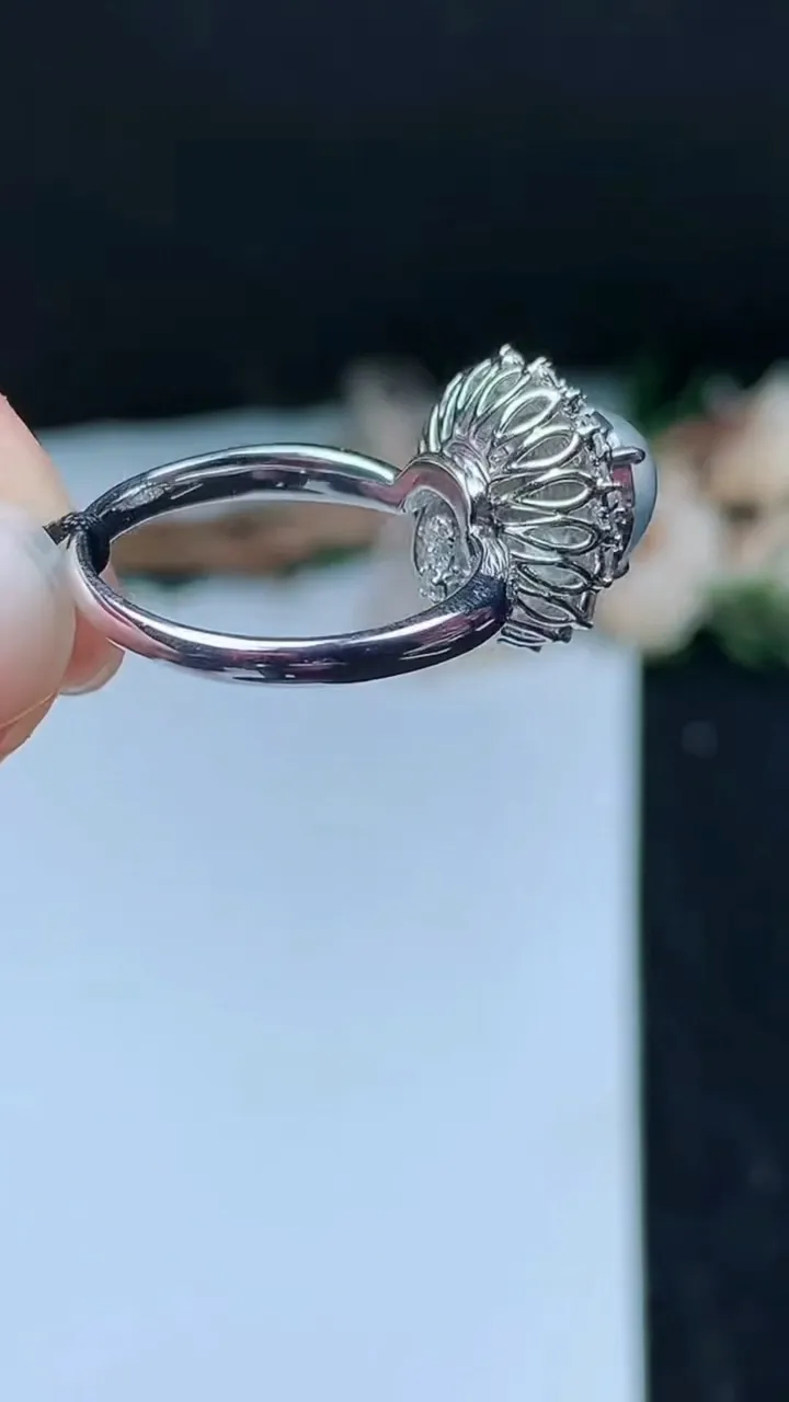 天然A货翡翠白冰蛋面戒指 吊坠两用款，尺寸17-8.4，重量:4.48g2025年11月16日
工厂直销收藏佳品,种好水足，色泽均匀，有种有色，上手高大气！