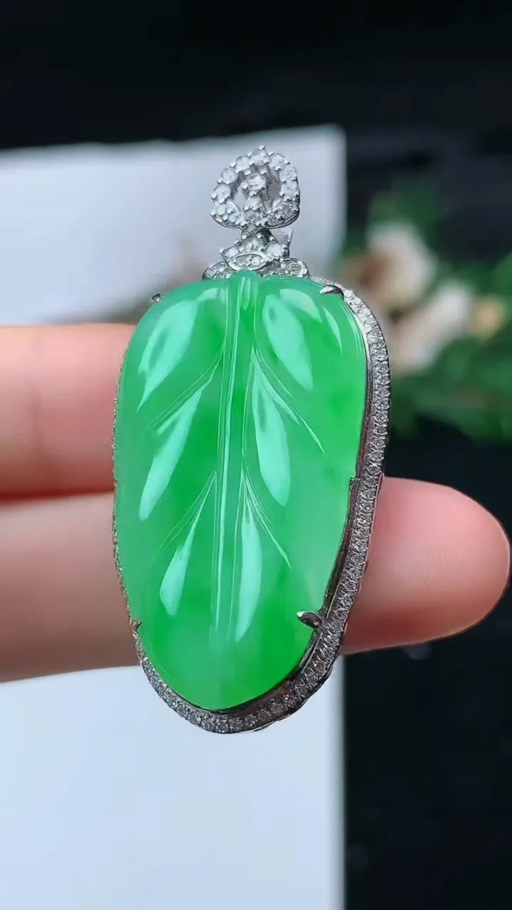 天然A货翡翠金枝玉叶 叶子吊坠，尺寸42.2-20.4-7.8，裸石30.5-17.7，重量:7.14g
11月16日