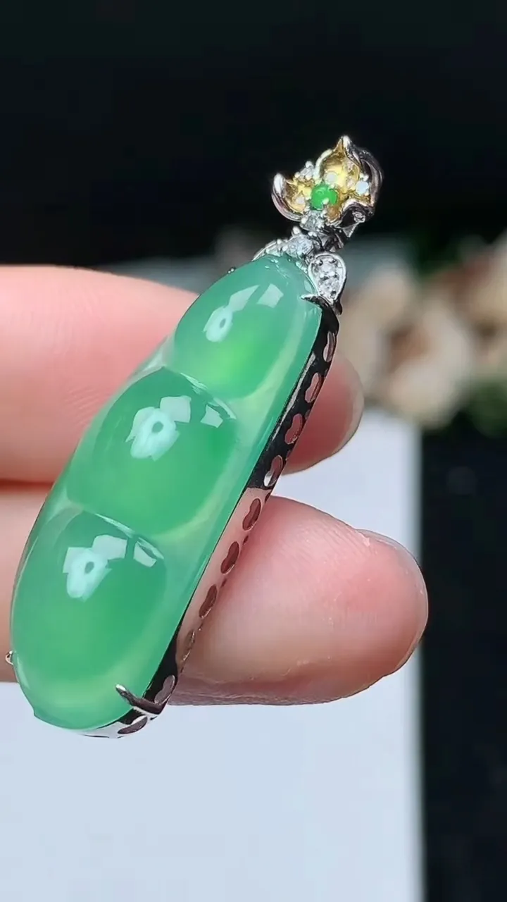 天然A货翡翠福豆吊坠，尺寸30-12-8，重量:5.78g
11月16日