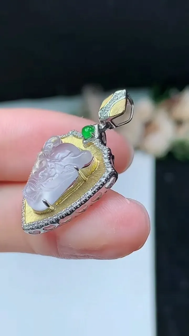 天然A货翡翠白冰龙头吊坠，尺寸29.2-16.6-7.7，裸石12.4-10.3，重量:2.76g
11月16日