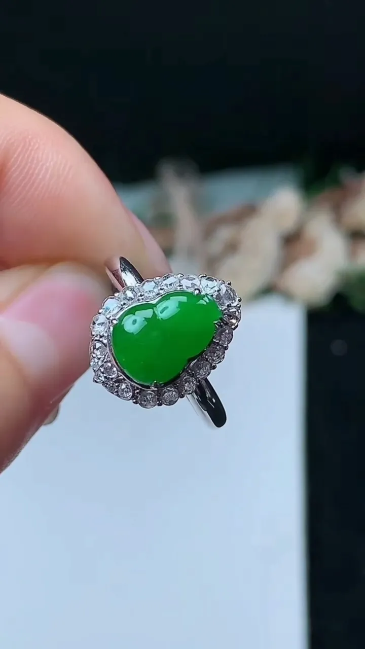 天然A货翡翠葫芦戒指，尺寸17.2-9.8-7，重量:3.00g2025年11月16日
工厂直销收藏佳品,种好水足，色泽均匀，有种有色，上手高大气！
