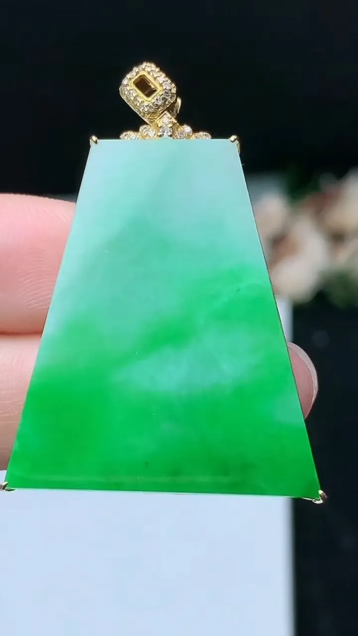 天然A货翡翠无事牌吊坠，尺寸32.2-26.8-4.2，重量:6.92g
11月16日