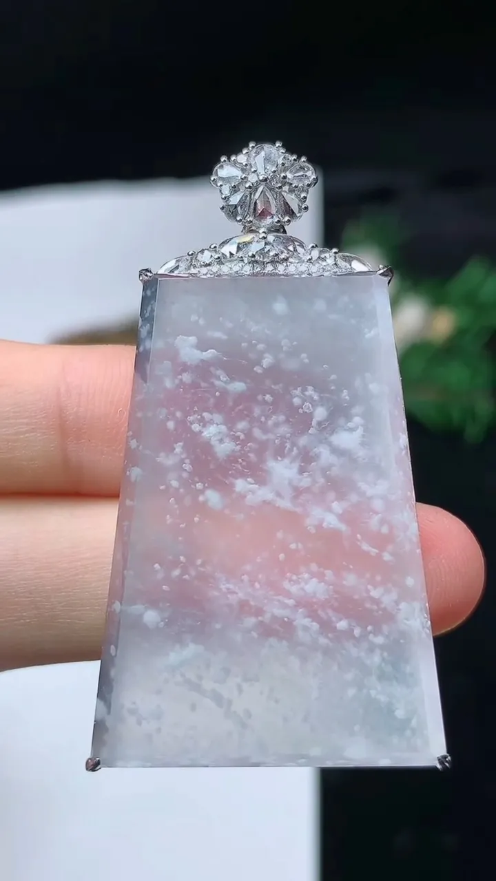 天然A货翡翠白冰无事牌吊坠，尺寸39-26.3-6.6，重量:12.32g
11月16日