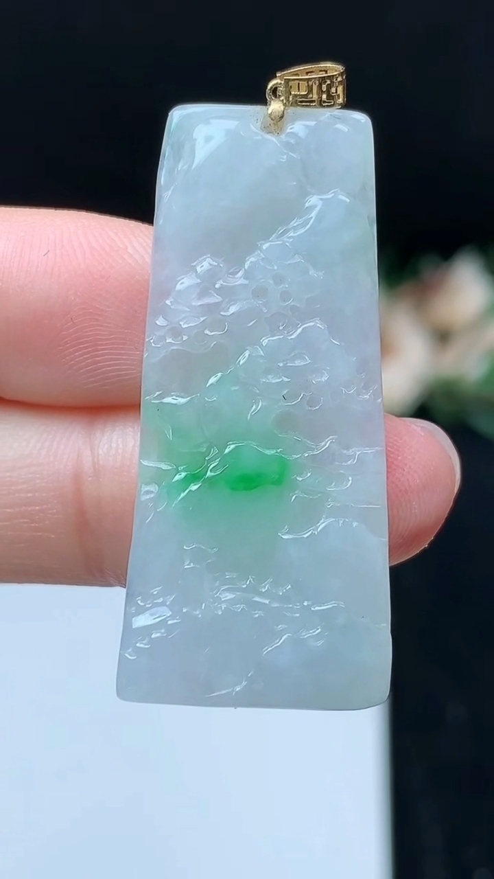 天然A货翡翠山水牌吊坠，尺寸38.9-17.7-3.4，重量:5.47g
11月16日