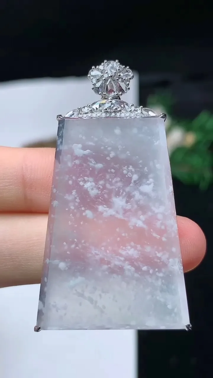 天然A货翡翠白冰无事牌吊坠，尺寸39-26.3-6.6，重量:12.32g
11月16日